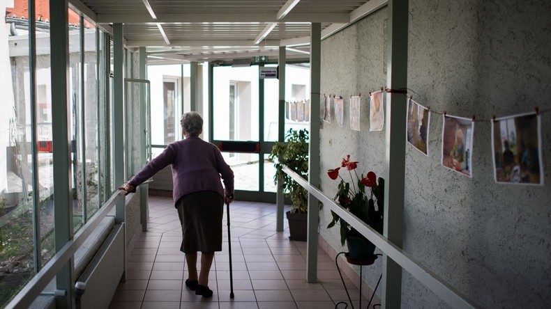 Une dame âgée quitte la chapelle de l'EHPAD «Résidence des Glénans"» à Haute-Goulaine, près de Nantes, le 30 mars 2021