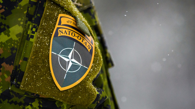 Le logo de l'OTAN sur un uniforme pendant un exercice militaire annuel de l'alliance à Adazi, en Lettonie, le 29 novembre 2021 (image d'illustration).