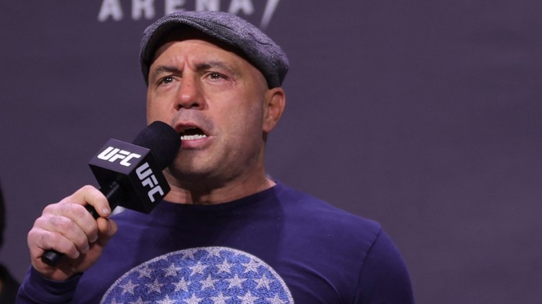 Joe Rogan présente des combattants lors de la pesée cérémonielle de l'UFC 269 au MGM Grand Garden Arena de Las Vegas, dans le Nevada (Etats-Unis) le 10 décembre 2021.