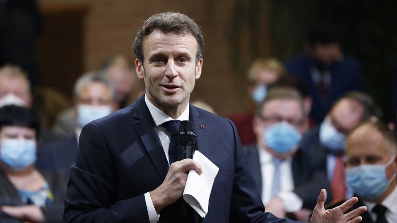 Emmanuel Macron prononce un discours lors d'une réunion avec des responsables locaux dans la ville de Liévin, le 2 février 2022