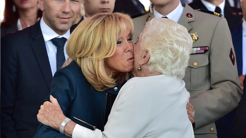 Brigitte Macron fait la bise à Line Renaud lors du défilé du 14 juillet 2017, à Paris