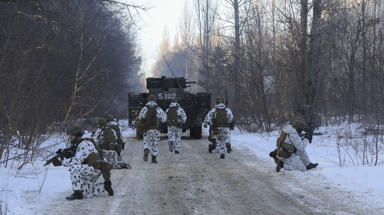 Des forces armées ukrainiennes s'exercent à simuler une situation de crise dans une zone urbaine à Pripyat, près de la centrale nucléaire de Tchernobyl, le 4 février 2022 (image d'illustration).