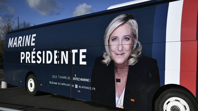 Un bus de campagne en faveur de Marine Le Pen
