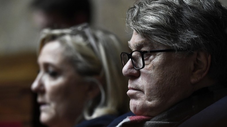 Gilbert Collard et Marine Le Pen assistent à une séance de questions au gouvernement à l'Assemblée nationale à Paris le 13 février 2019