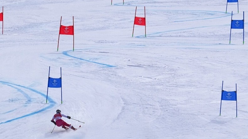 Zuzanna Czapska, skieuse polonaise, effectue un virage lors du slalom géant féminin aux Jeux olympiques d'hiver