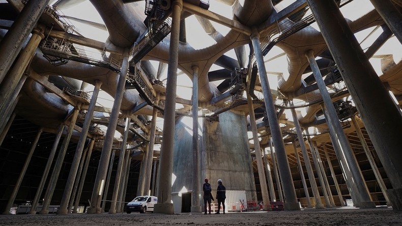Une visite de contrôle dans l'une des tours de refroidissement de la centrale de Chinon