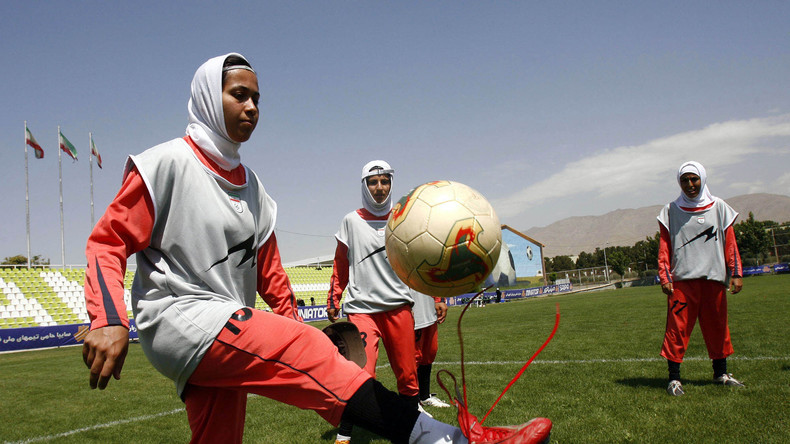 Jeunes filles jouant au football avec un hijab en Iran