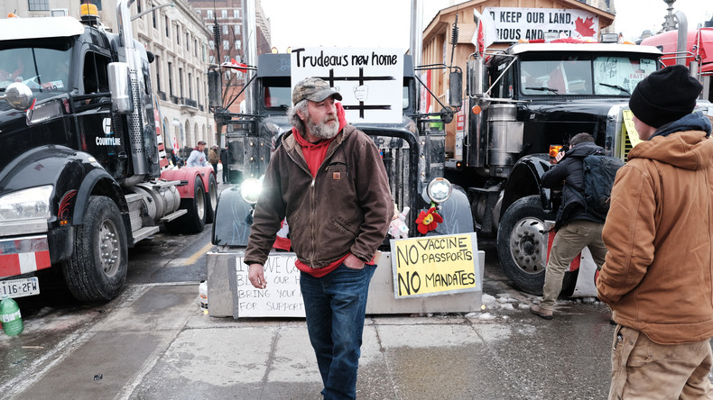 «Convoi de la liberté» au Canada : le mouvement s'amplifie et veut frapper l'économie