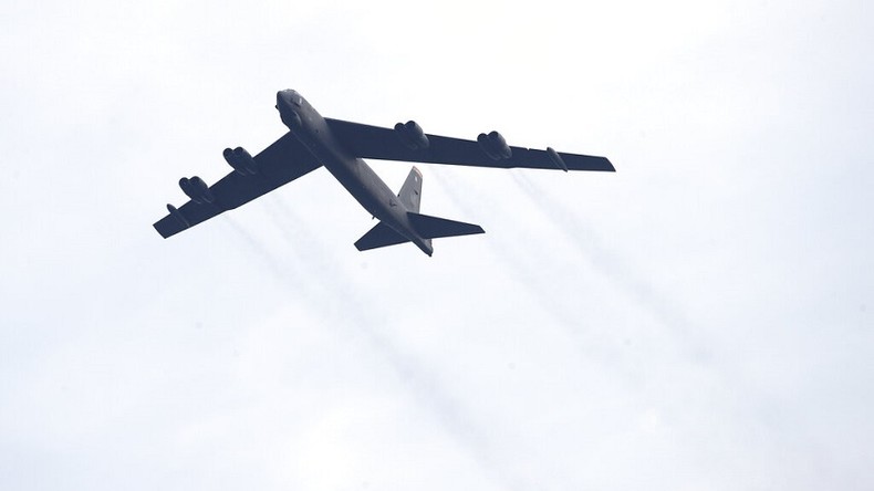Un bombardier B-52 en vol