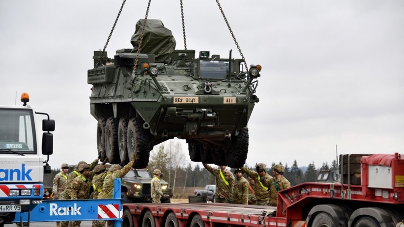 Un transporteur de troupes Stryker de l'armée américaine à Villseck (Allemagne) le 10 février 2022