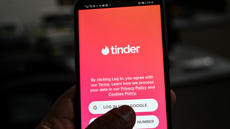 L'écran d'inscription sur l'application Tinder depuis un smartphone