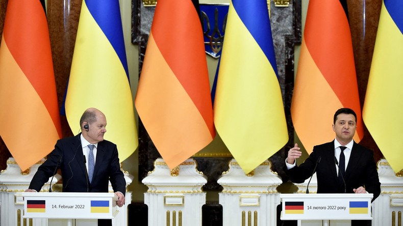 Le président ukrainien Volodymyr Zelensky et le chancelier allemand Olaf Scholz tiennent une conférence de presse conjointe à Kiev
