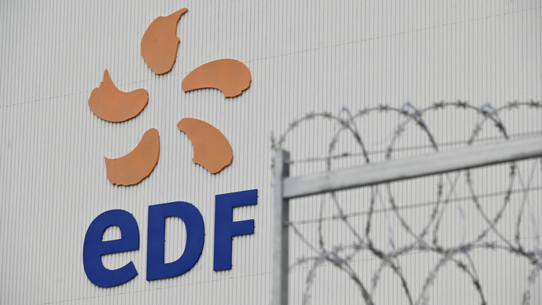 Le logo d'EDF devant la centrale nucléaire de Fessenheim