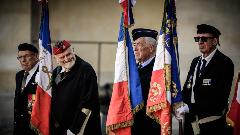 Des harki lors d'une cérémonie aux Invalides