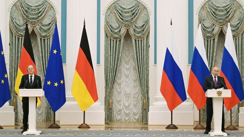 Le président russe Vladimir Poutine et le chancelier allemand Olaf Scholz lors d'une conférence de presse à l'issue de leur rencontre sur la crise ukrainienne au Kremlin, à Moscou, le 15 février 2022