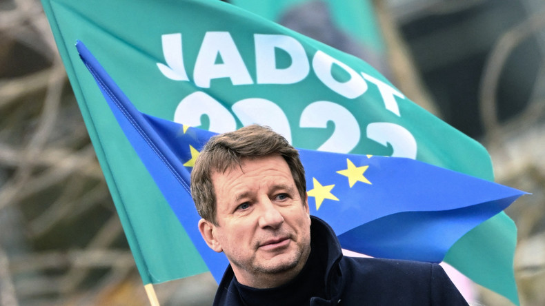 Yannick Jadot, assiste à un meeting place Hoche à Rennes, dans l'ouest de la France, le 8 février 2022.