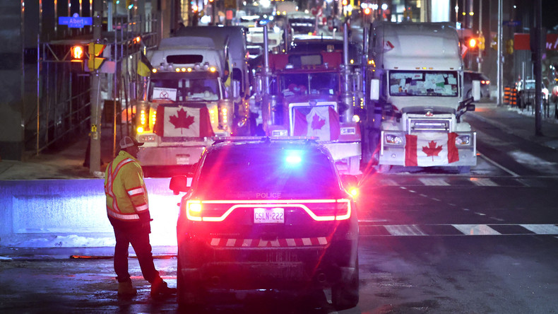 Un véhicule de police bloque des camions du «Convoi de la liberté» à Ottawa