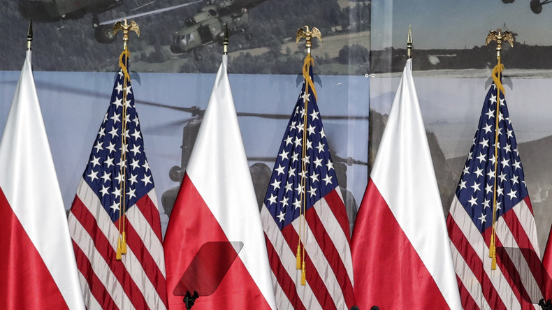 Des drapeaux des Etats-Unis et de la Pologne à Varsovie, en Pologne
