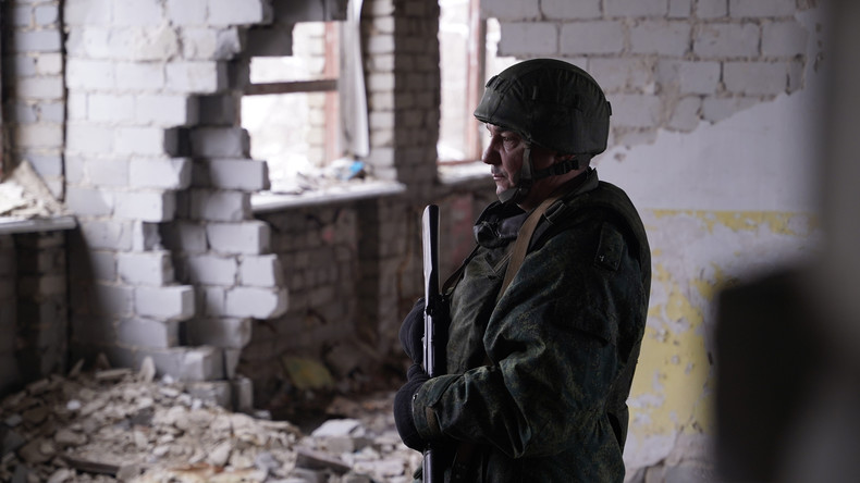 Un soldat de la République populaire de Lougansk dans une école en ruine