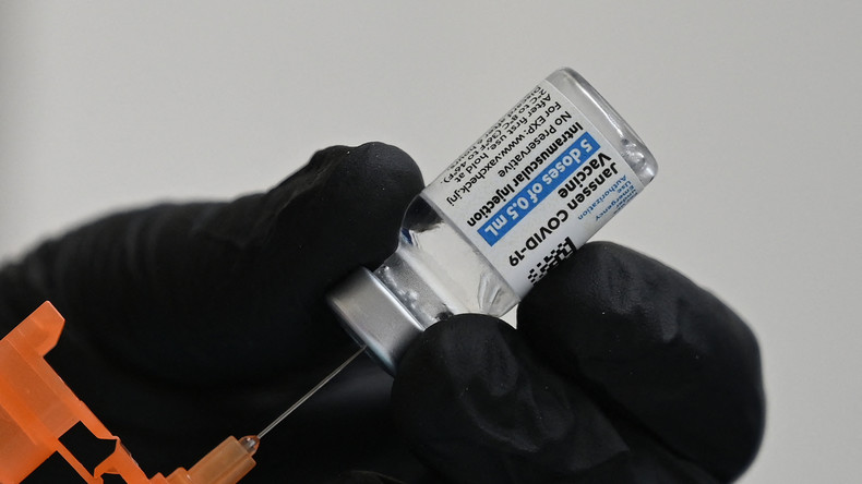 Préparation d'une dose de vaccin Janssen en Californie