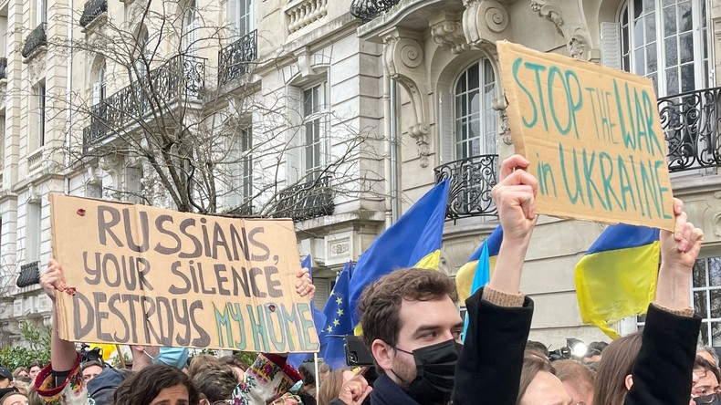 Paris : nouvelle mobilisation devant l'ambassade de Russie en soutien à l'Ukraine (IMAGES)
