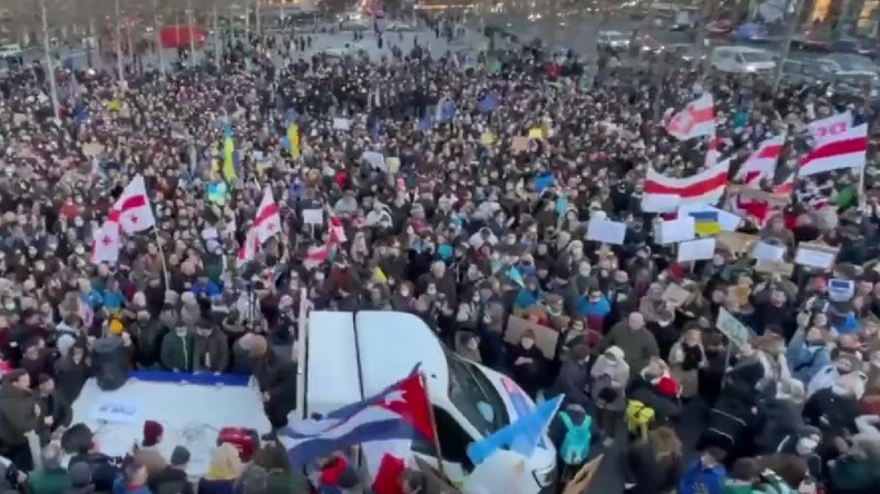 Plusieurs milliers de personnes se rassemblent à Paris en soutien à l'Ukraine (IMAGES)