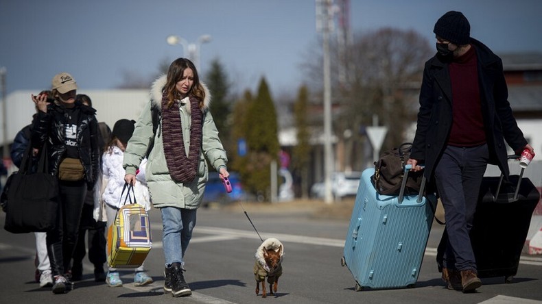 Des Ukrainiens franchissant la frontière avec la Roumanie