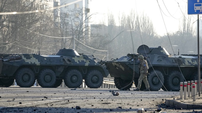 Un soldat marche à côté de chars ukrainiens à Kiev le 26 février