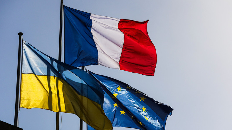 Les drapeaux de l'Ukraine, de la France et de l'Union européenne à Bordeaux
