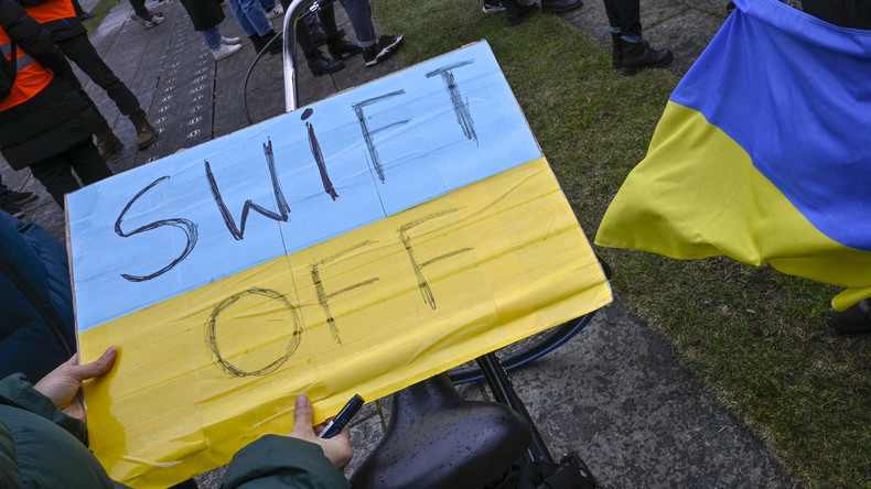 Un manifestant demandant que la Russie soit exclue de Swift, à Berlin