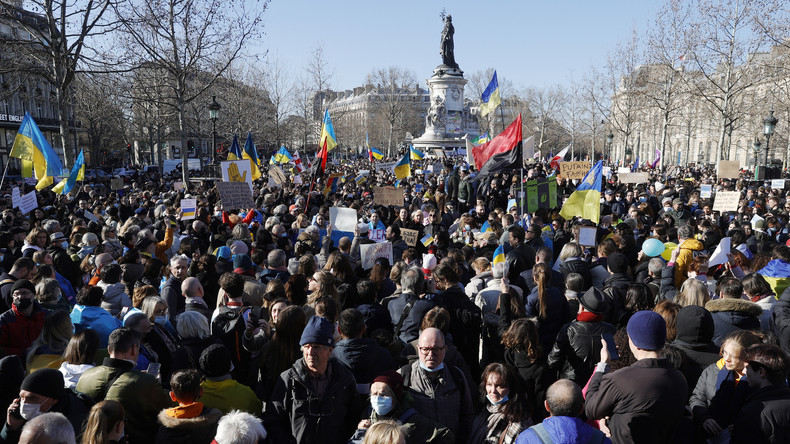 Manifestation contre l'opération militaire russe en Ukraine, place de la République, à Paris