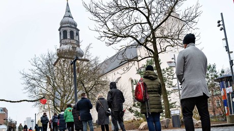 File d'attente devant un centre de test installé à l'église Budolfi, dans le centre d'Aalborg, le 23 décembre 2021 (image d'illustration).