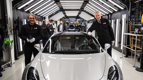 Le PDG du groupe Renault, Luca de Meo (à gauche), aux côtés du ministre de l'Économie et des Finances, Bruno Le Maire, lors de sa visite de l'usine Renault de Dieppe, où sont fabriquées les voitures de sport Alpine, le 28 janvier 2022 (image d'illustration).