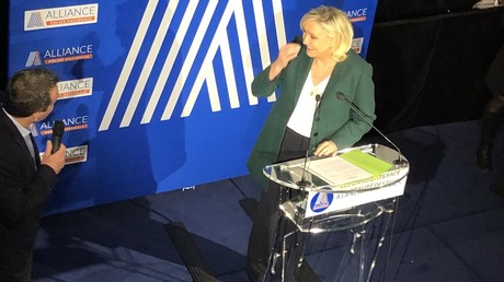 Marine Le Pen sur scène à Paris le 2 février 2022 pour répondre aux questions des syndicalistes d'Alliance police nationale.