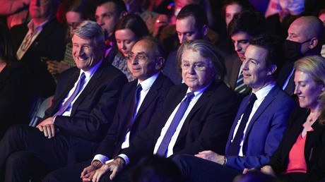 Eric Zemmour assis aux côtés de Gilbert Collard, Philippe de Villiers et Guillaume Peltier lors d'un meeting à Cannes, le 22 janvier 2022 (image d'illustration).