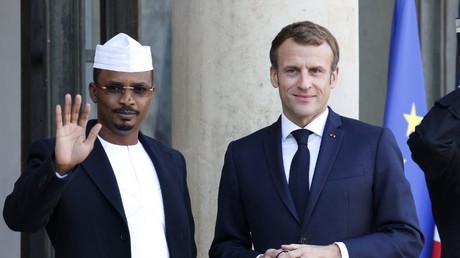 Emmanuel Macron reçoit le président tchadien Mahamat Idriss Deby à l'Elysée le 12 novembre 2021.