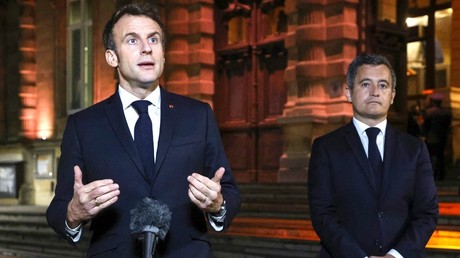 Emmanuel Macron et Gérald Darmanin lors d'une conférence de presse à  l'hôtel de ville de Tourcoing le 2 février 2022 (image d'illustration).