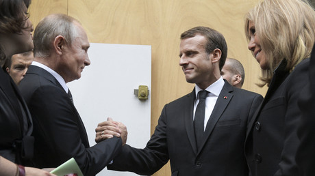 Le président russe Vladimir Poutine serre la main de son homologue français Emmanuel Macron à l'église Saint-Sulpice de Paris, le 30 septembre 2019 (image d'illustration).
