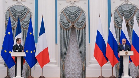 Le président français Emmanuel Macron reçu par son homologue russe Vladimir Poutine au Kremlin, le 7 février 2022.