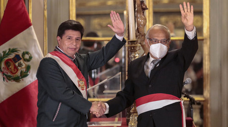 Le président péruvien Pedro Castillo (à gauche) félicitant son nouveau Premier ministre Anibal Torres après que celui-ci a prêté serment en tant que chef de cabinet à Lima, le 8 février 2022.