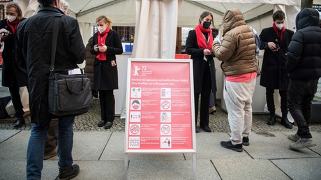 Des personnes se font contrôler leur statut vaccinal à l'entrée du festival du film de Berlin, le 11 février 2022 (image d'illustration).
