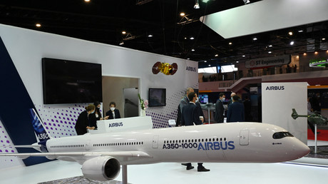 Un modèle réduit d'A350-1000 photographié sur le stand Airbus lors du Singapore Airshow à Singapour le 15 février 2022.