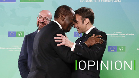 Le président ivoirien Alassane Ouattara salue Emmanuel Macron aux côtés de Charles Michel au sommet UE/UA le 17 février 2022 à Bruxelles (illustration).