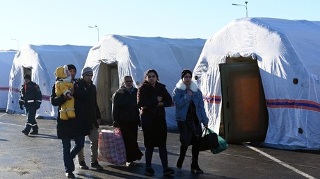 Un camp de réfugiés évacués de la République populaire de Donetsk au poste frontière de Matveyev Kurgan, en Russie.