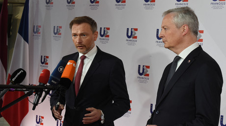 Le ministre français de l'Economie et des Finances Bruno Le Maire (à droite) et le ministre allemand des Finances Christian Lindner en conférence de presse au ministère de l'Economie à Paris le 25 février, avant le début d'une réunion de l'Eurogroupe.