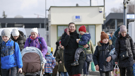 Des Ukrainiens à la frontière polonaise à Medyka, le 26 février 2022.