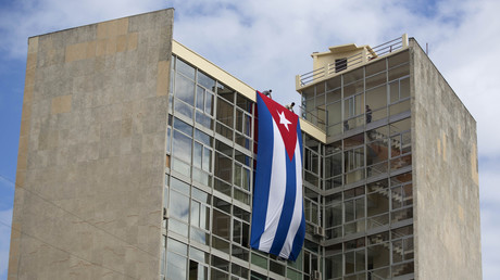 Le drapeau cubain sur la façade du ministère des Affaires étrangères, à la Havane, le 26 novembre 2016 (image d'illustration).