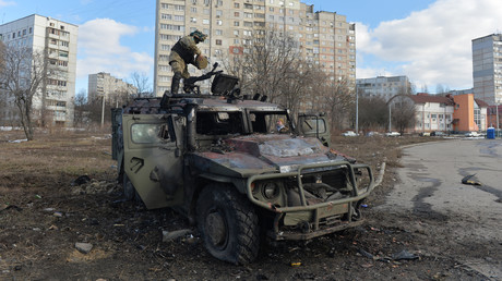 Des soldats ukrainien examinent un véhicule GAZ Tigr de l'armée russe détruit, à Kharkov, le 27 février 2022 selon l'AFP (image d'illustration).