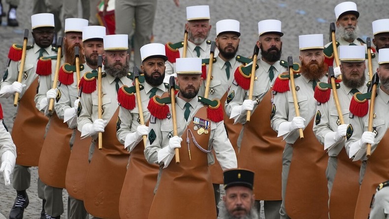 Des soldats de la Légion étrangère sur les Champs-Elysées