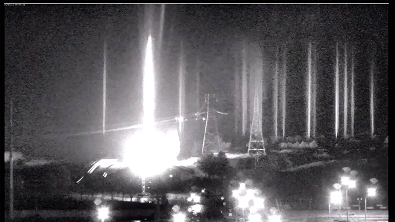 Une image tirée d'un flux vidéo diffusé par l'Autorité nucléaire de Zaporijia le 4 mars 2022 montre des explosions sur le site de la centrale nucléaire.